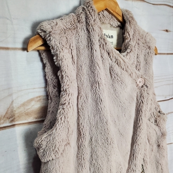Dylan by True Grit Vest Size Medium Faux Fur Cross Over Beige Soft Sleeveless - Picture 5 of 11